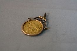 A 1915 GOLD SOVEREIGN, in a 9ct mount, approximate weight 10.1 grams