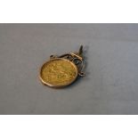 A 1915 GOLD SOVEREIGN, in a 9ct mount, approximate weight 10.1 grams