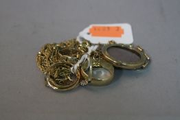 A MIXED LOT OF 9CT AND YELLOW METAL CHAINS, NECKLACE, RINGS, etc
