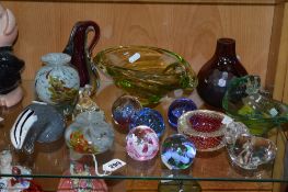 VARIOUS GLASS PAPERWEIGHTS, VASES ETC to include Mdina, Caithness, Langham, Doulton etc (15)