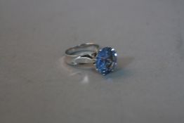 AN 18CT DRESS RING, ring size K, approximate weight 6.0 grams