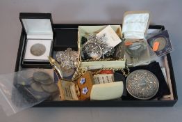 A TRAY OF COMMEMORATIVE COINS, costume jewellery, etc