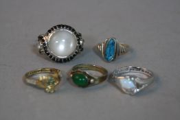 FIVE MIXED SILVER RINGS, approximate weight 25.0 grams