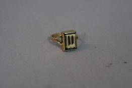 AN EARLY 20 MID 20TH CENTURY INITIAL SIGNET RING, rectangular onyx head with an applied initial 'M',