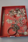 A TRAY OF MIXED SILVER JEWELLERY, etc