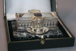 A HALLMARKED SILVER PAPERWEIGHT IN THE FORM OF THE WHITE HOUSE, on an Italian stone base, makers