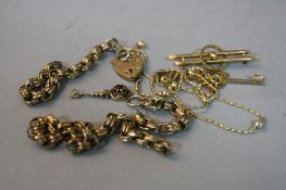 A MIXED LOT OF 9CT AND YELLOW METAL JEWELLERY
