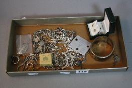 A TRAY OF MIXED SILVER JEWELLERY, etc