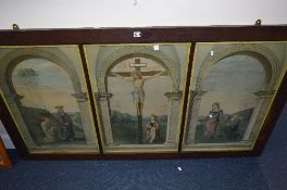 A PRINT OF A RENAISSANCE TRYTICH OF THE CRUCIFIXION, in a three section frame with gilt slips, 79.