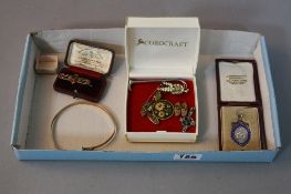 A COLLECTION OF COSTUME JEWELLERY, to include an early 20th Century Scottish bar brooch set with a