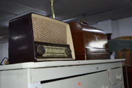 AN OAK CASED SINGER SEWING MACHINE, and an Ekco radio (2)