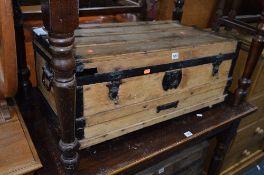 AN EARLY 20TH CENTURY PINE METAL BANDED TRAVELLING TRUNK/SUITCASE (sd)