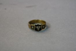 AN EARLY 20TH CENTURY 9CT GOLD MOURNING RING, shield shaped head with onyx and seed pearls, the