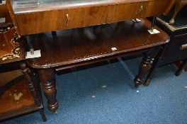 A VICTORIAN MAHOGANY PULL OUT TABLE, approximate size 106cm x 109cm x 72cm