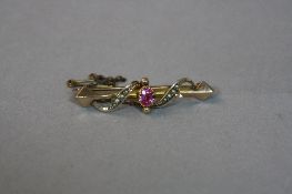 AN EDWARDIAN 9CT PEARL AND PINK TOPAZ BROOCH