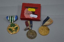 A SMALL BOX CONTAINING A US ISSUE COMBINED SERVICE MILITARY MERIT MEDAL, gold and green enamel, with
