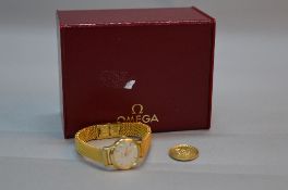 AN OMEGA LADIES GOLD PLATED WRISTWATCH, 17 jewelled (boxed)