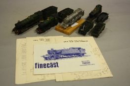 A QUANTITY OF UNBOXED CONSTRUCTED OO GAUGE WHITE METAL LOCOMOTIVE KITS, most appear to be on Tri-ang