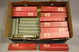 A QUANTITY OF BOXED AND UNBOXED HORNBY DUBLO PASSENGER COACHES, assorted types including Pullman and