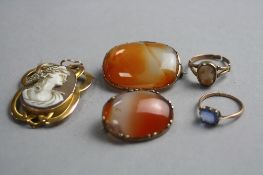 A MIXED LOT OF 9CT AND YELLOW METAL, cameo, brooches, rings, agate etc