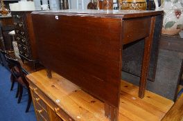 A GEORGIAN MAHOGANY GATE LEG TABLE