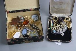A TRAY OF MIXED BROOCHES