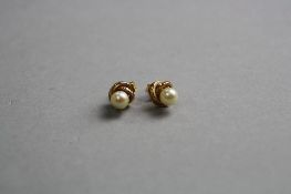 A PAIR OF 9CT PEARL EARRINGS, approximate weight 1.6 grams