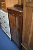 AN OAK LEAD GLAZED SINGLE DOOR BOOKCASE (key)