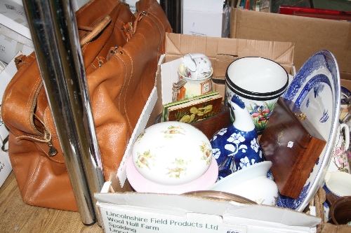 A BOX OF GLASSWARE AND CERAMICS, including a Willow Pattern meat platter, two glass light