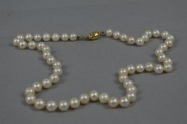A MODERN CULTURED PEARL SINGLE ROW NECKLET, measuring approximately 280mm in length, strung