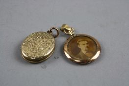 A GOLD OPEN LOCKET AND A GOLD BACK TO BACK PICTURE LOCKET, approximate total weight 14.7 grams