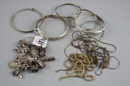 A TRAY OF MIXED SILVER JEWELLERY ETC