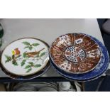 A PAIR ORIENTAL BLUE AND WHITE PLATES, diameter approximately 28cm and another modern Imari design