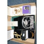 A MIXED LOT OF SILVER AND COSTUME JEWELLERY