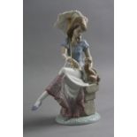 A BOXED LLADRO FIGURE, 'Picture Perfect' No.7612, for Lladro Collectors Society 5th Anniversary