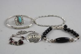 A MIXED LOT TO INCLUDE RING, SILVER BRACELETS, BROOCHES ETC