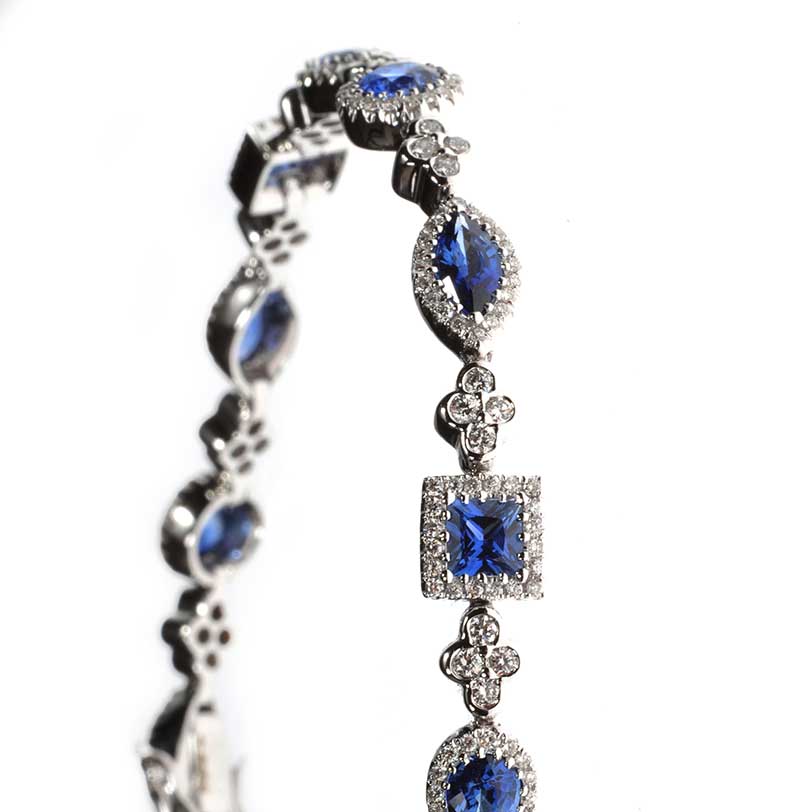 18CT WHITE GOLD SAPPHIRE AND DIAMOND CLUSTER BRACELET - Image 2 of 4