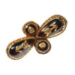 VICTORIAN GOLD-PLATED BROOCH SET WITH GARNET AND SEED PEARLS