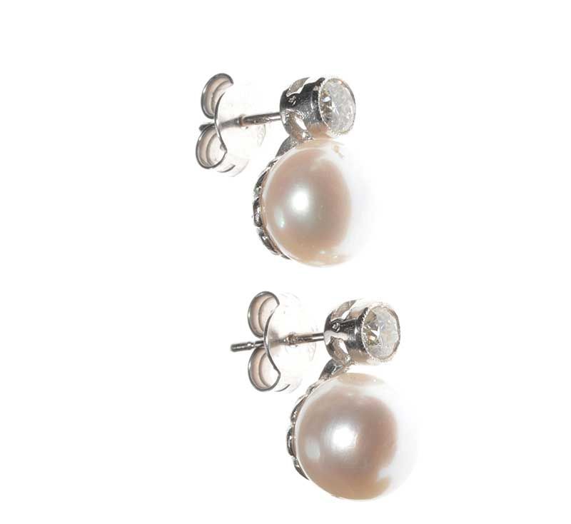 18CT WHITE GOLD FRESHWATER PEARL AND DIAMOND STUD EARRINGS - Image 2 of 4