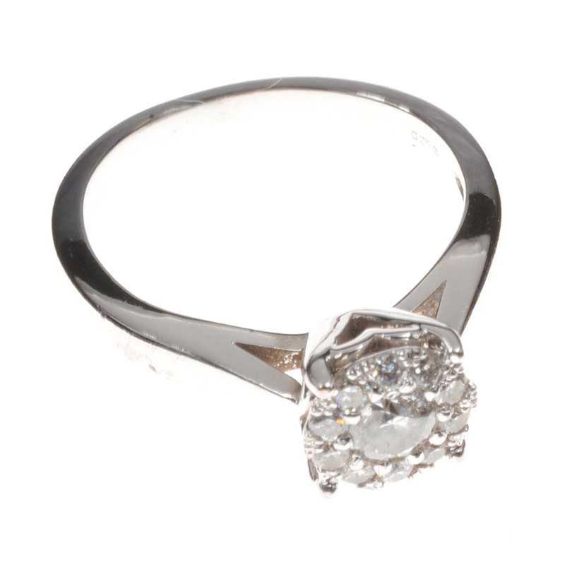 18CT WHITE GOLD AND DIAMOND CLUSTER RING - Image 2 of 3