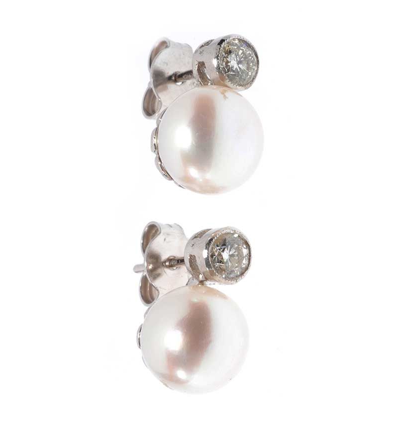 18CT WHITE GOLD FRESHWATER PEARL AND DIAMOND STUD EARRINGS - Image 3 of 4