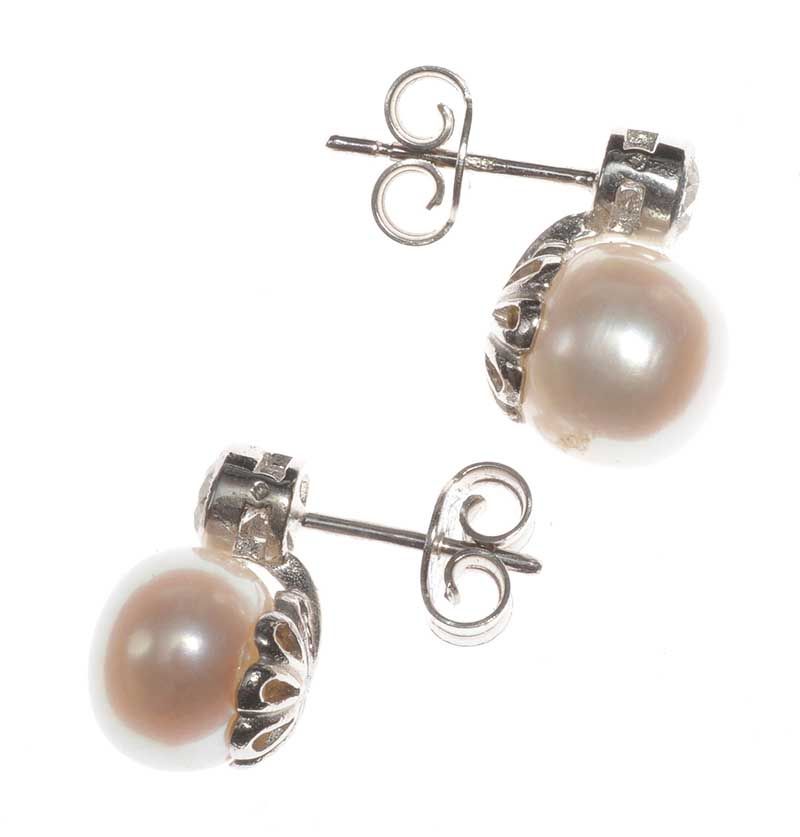 18CT WHITE GOLD FRESHWATER PEARL AND DIAMOND STUD EARRINGS - Image 4 of 4