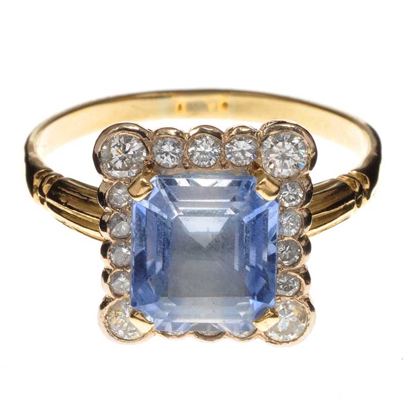 18CT GOLD SAPPHIRE AND DIAMOND CLUSTER RING IN THE STYLE OF ART DECO - Image 2 of 3