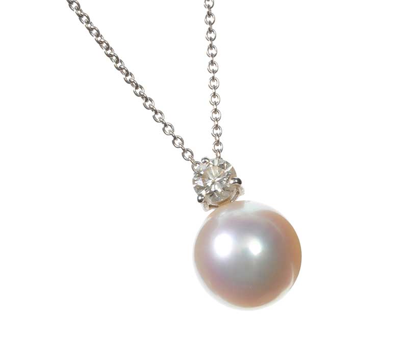 18CT WHITE GOLD SOUTH SEA PEARL AND DIAMOND PENDANT AND CHAIN