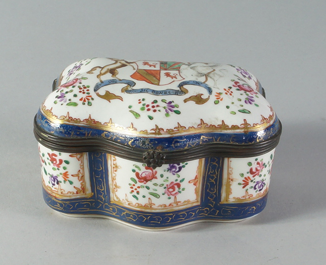 A Sampson porcelain box, 19th century, decorated in the Chinese taste, with Armorial's to the lid,