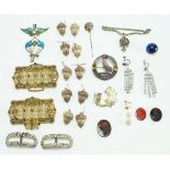 A collection of miscellaneous jewellery, to include three carved hardstone intaglios,