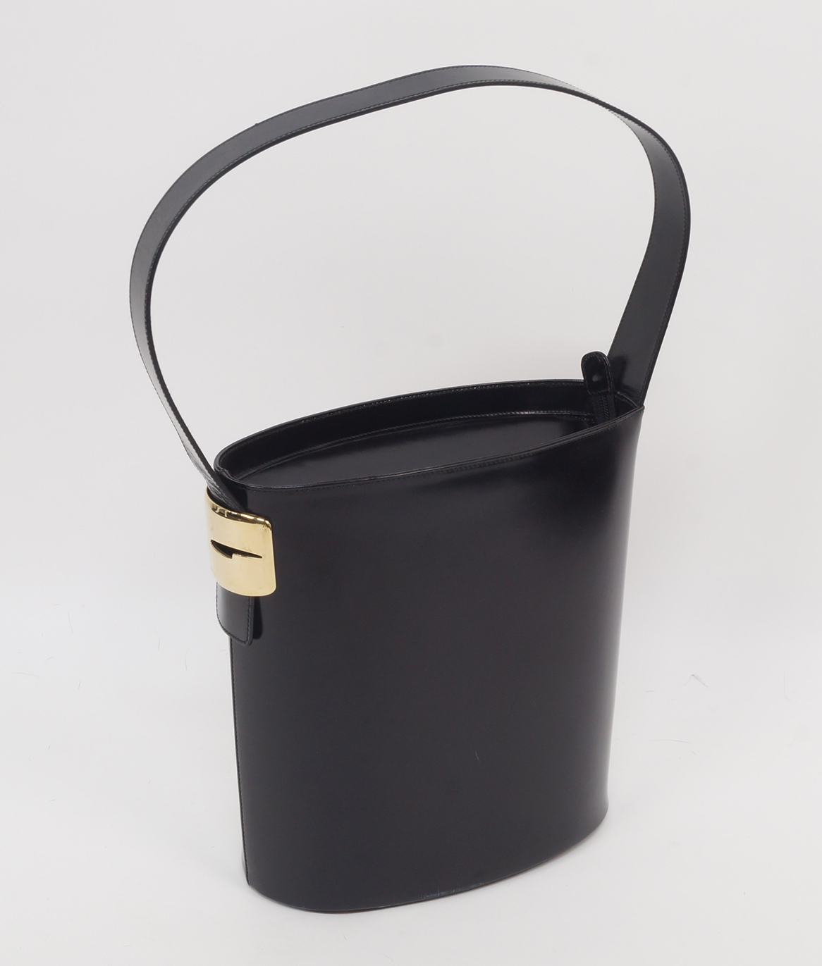 Gucci black leather bucket bag, leather handle and zip closure,