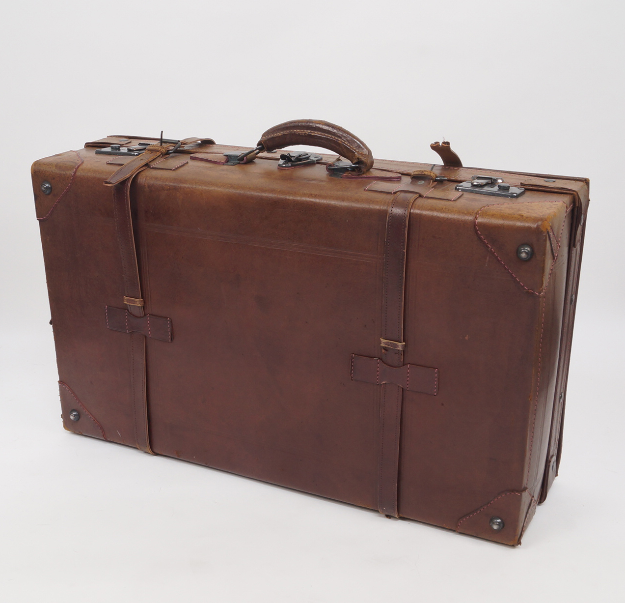 A set of three graduated leather suitcases, largest 74cm x 45cm.