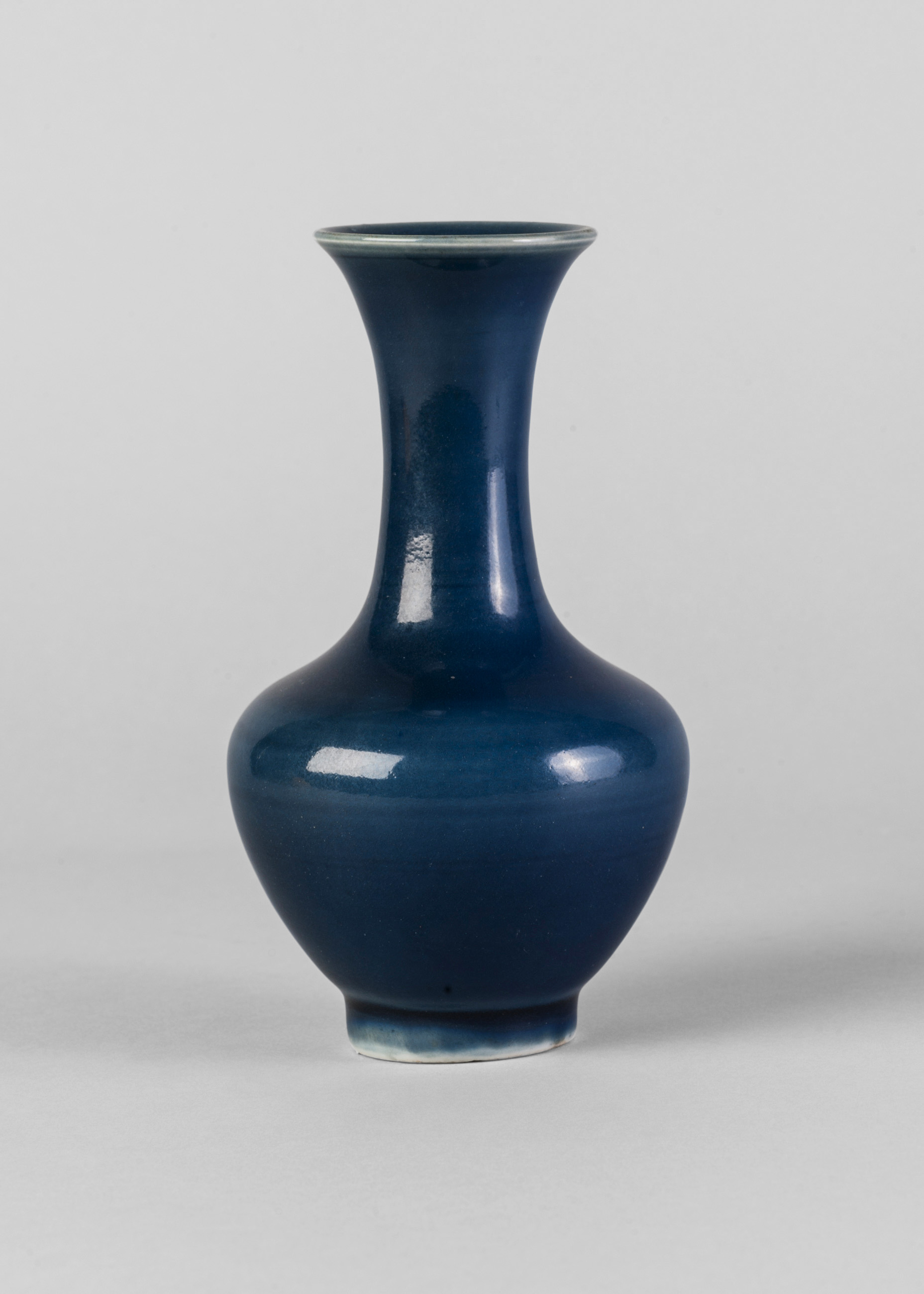 A Chinese porcelain monochrome blue bottle vase, 18th/19th century,