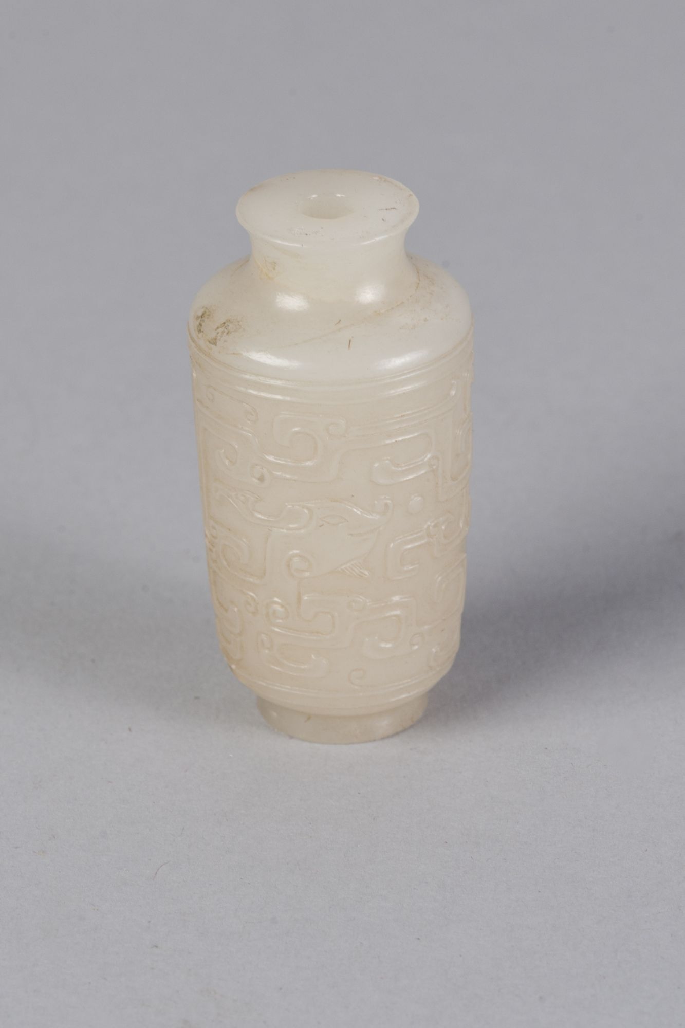 A Chinese pale green jade snuff bottle, 18th/19th century, - Image 2 of 2